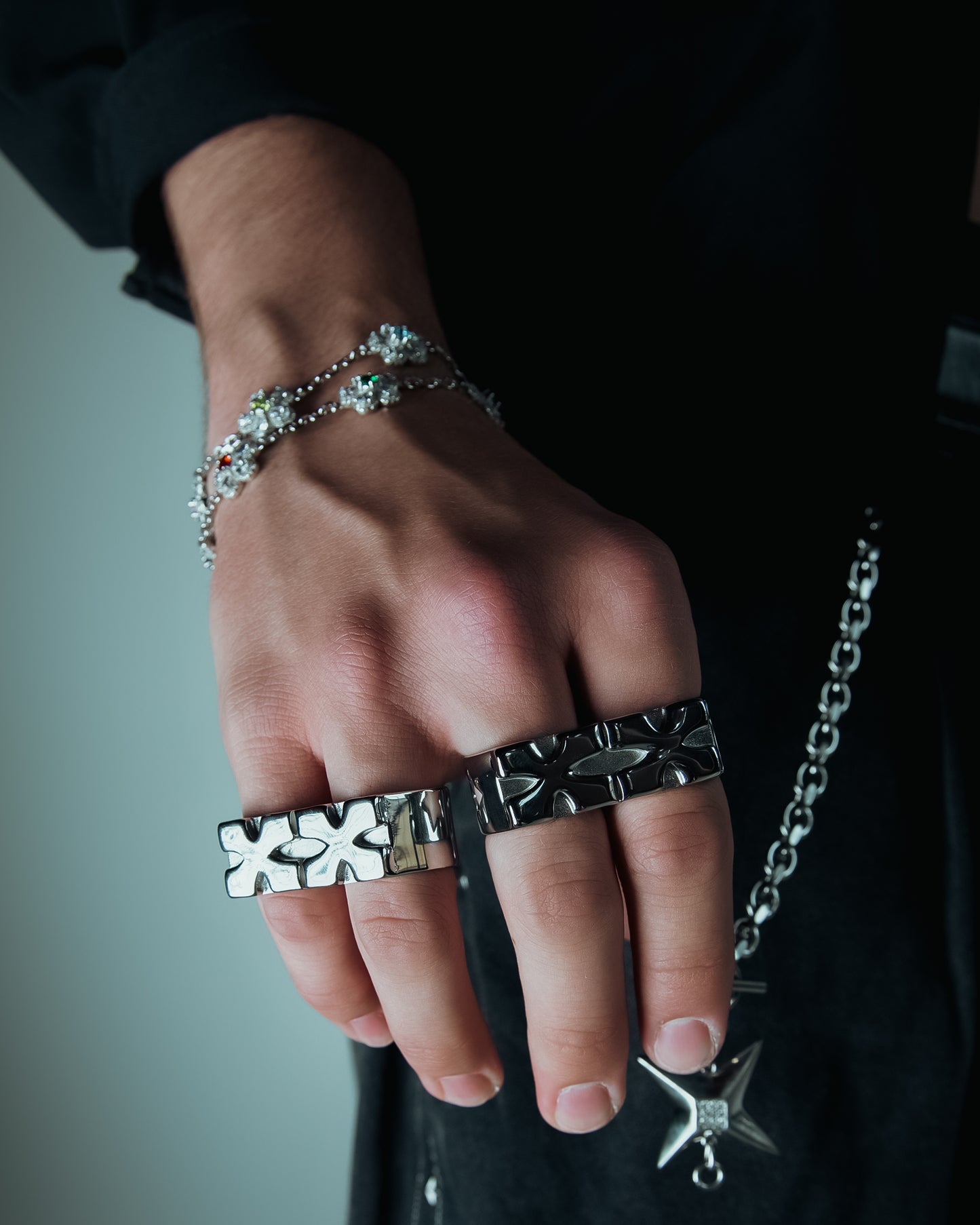 KNUCKLE SANDWICH RING
