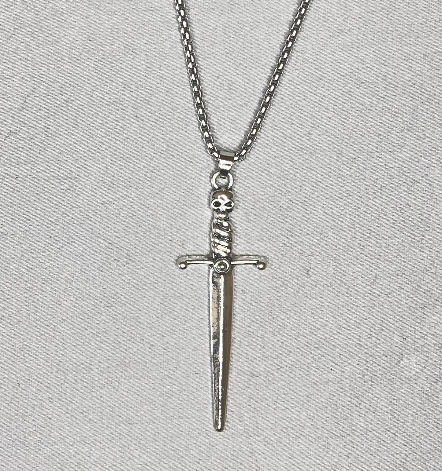 SKULL DAGGER CHAIN